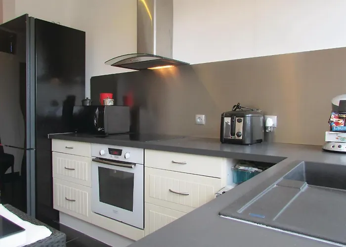 2 Bedroom Awesome In Algajola (Corsica)